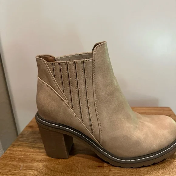 Corkys Footwear Women's Black Pecan Pie Bootie Sz 8 Ivory - Picture 7 of 10